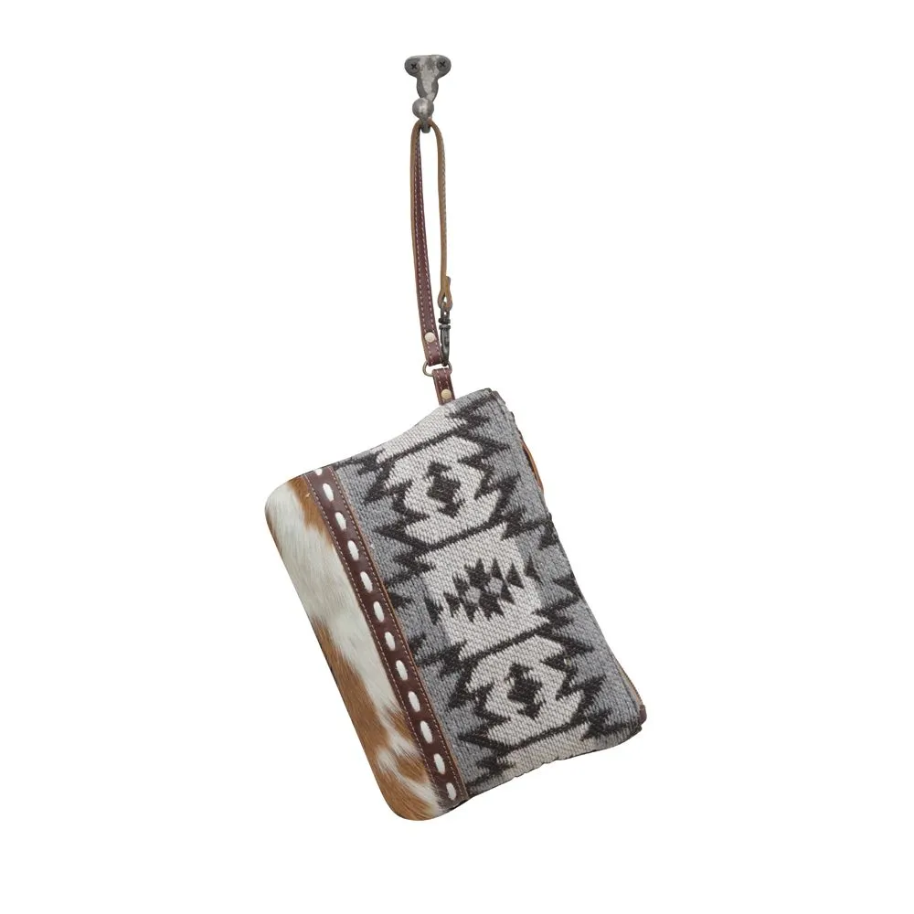 Myra Bag Voorpret Pouch: Versatile Elegance for Indo-Ethnic Dresses